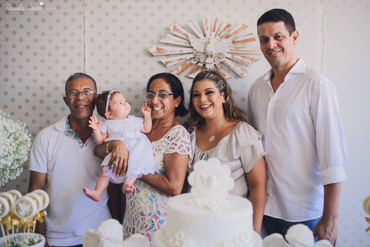 fotografia de batizado em vila velha es, fotos inesquecíveis e lindas do batizado, momento muito importante para toda a família, vestido para batizado lindo, decoração para almoço de batizado