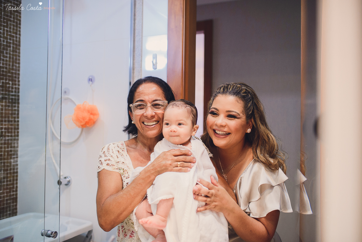 fotografia de batizado em vila velha es, fotos inesquecíveis e lindas do batizado, momento muito importante para toda a família, vestido para batizado lindo, decoração para almoço de batizado