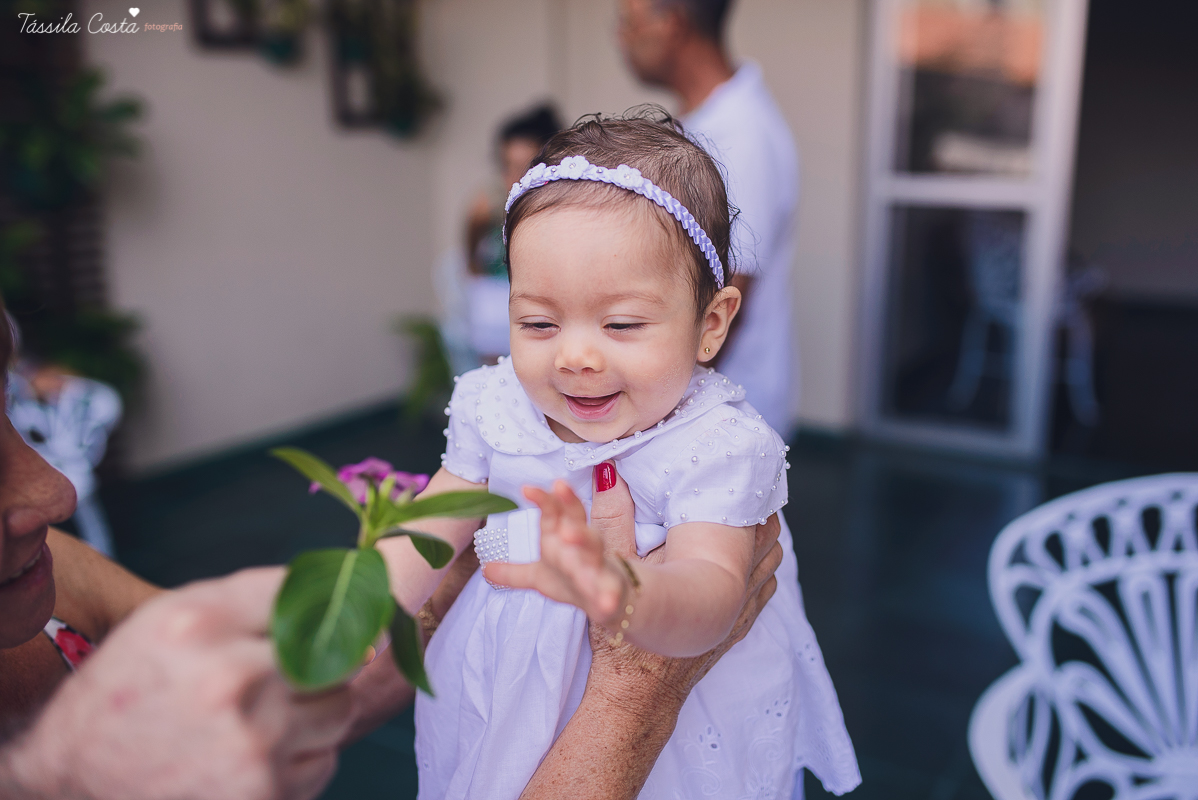 fotografia de batizado em vila velha es, fotos inesquecíveis e lindas do batizado, momento muito importante para toda a família, vestido para batizado lindo, decoração para almoço de batizado