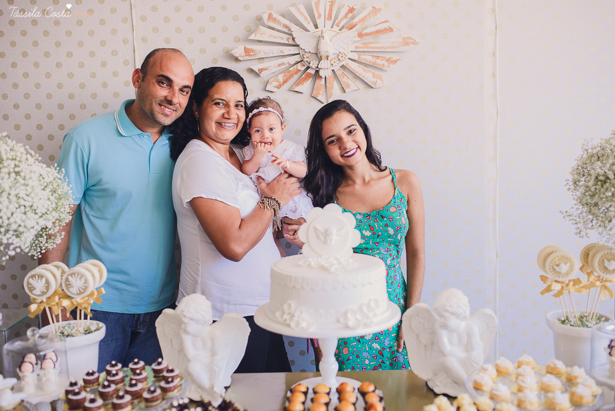 fotografia de batizado em vila velha es, fotos inesquecíveis e lindas do batizado, momento muito importante para toda a família, vestido para batizado lindo, decoração para almoço de batizado