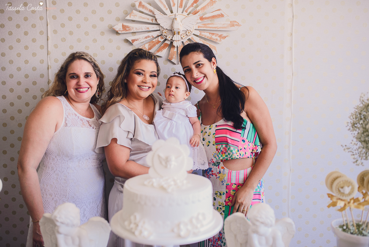 fotografia de batizado em vila velha es, fotos inesquecíveis e lindas do batizado, momento muito importante para toda a família, vestido para batizado lindo, decoração para almoço de batizado