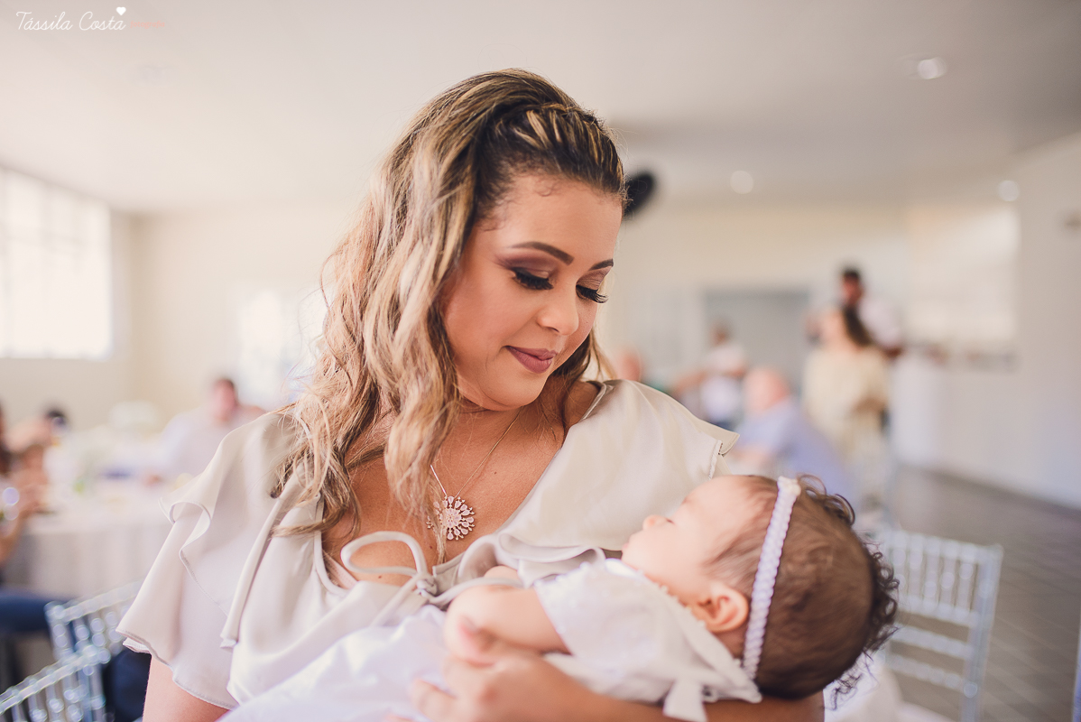 fotografia de batizado em vila velha es, fotos inesquecíveis e lindas do batizado, momento muito importante para toda a família, vestido para batizado lindo, decoração para almoço de batizado