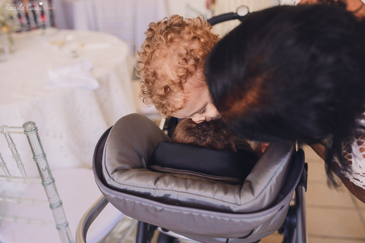 fotografia de batizado em vila velha es, fotos inesquecíveis e lindas do batizado, momento muito importante para toda a família, vestido para batizado lindo, decoração para almoço de batizado