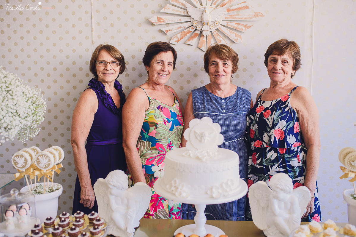 fotografia de batizado em vila velha es, fotos inesquecíveis e lindas do batizado, momento muito importante para toda a família, vestido para batizado lindo, decoração para almoço de batizado