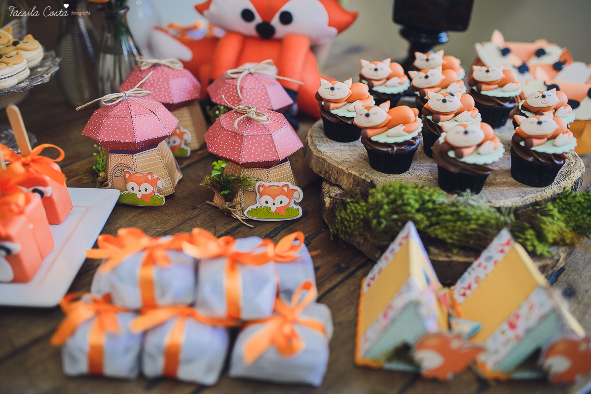 chá de bebê super diferente, festa no tema raposa, festa intimista e linda, chá de bebê de menino, decoração de chá de bebê super diferente