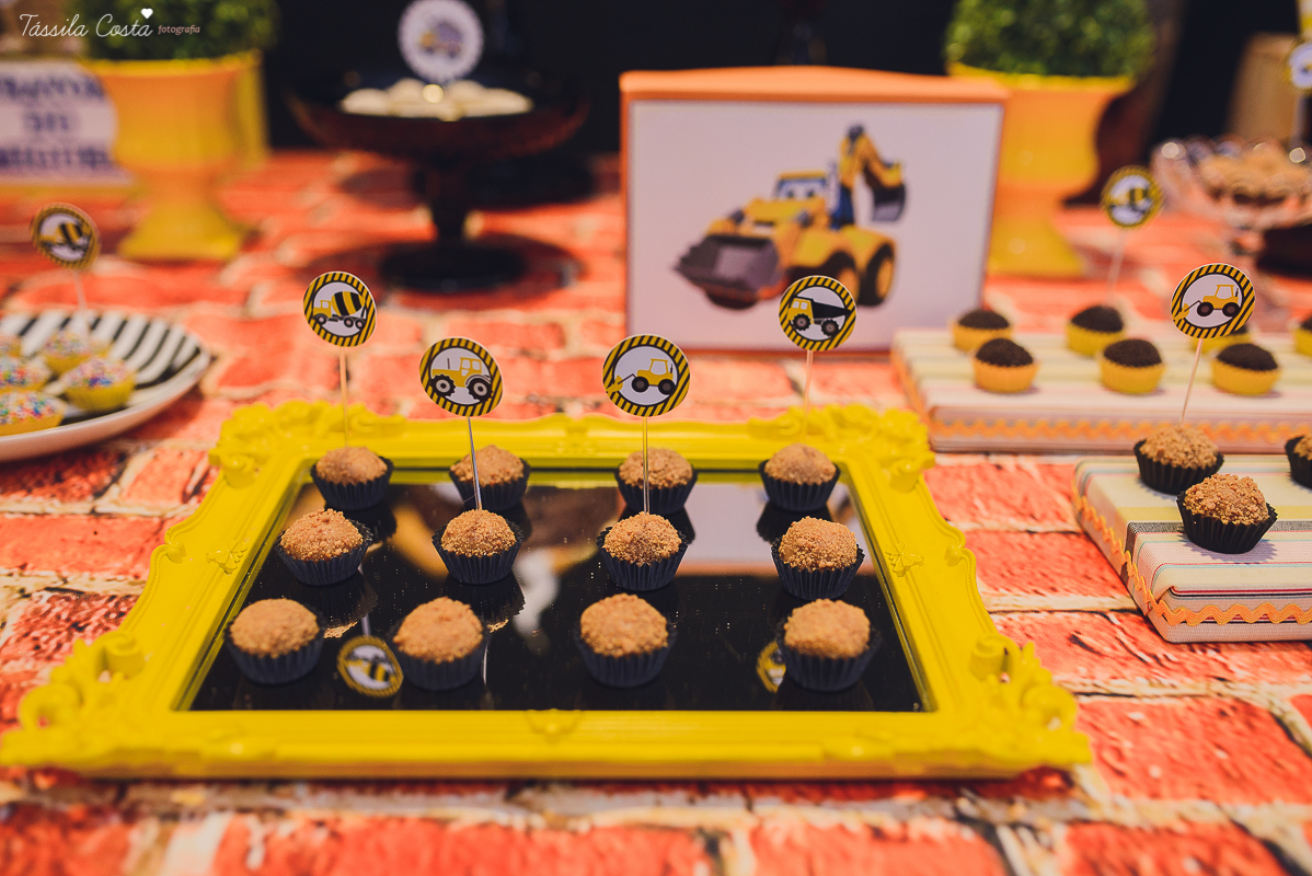 festa no colônia de férias Na Brinca, decoração de festa de menino no tema trator, fotografia by Tássila Costa, fotos de aniversário infantil em Vitória ES