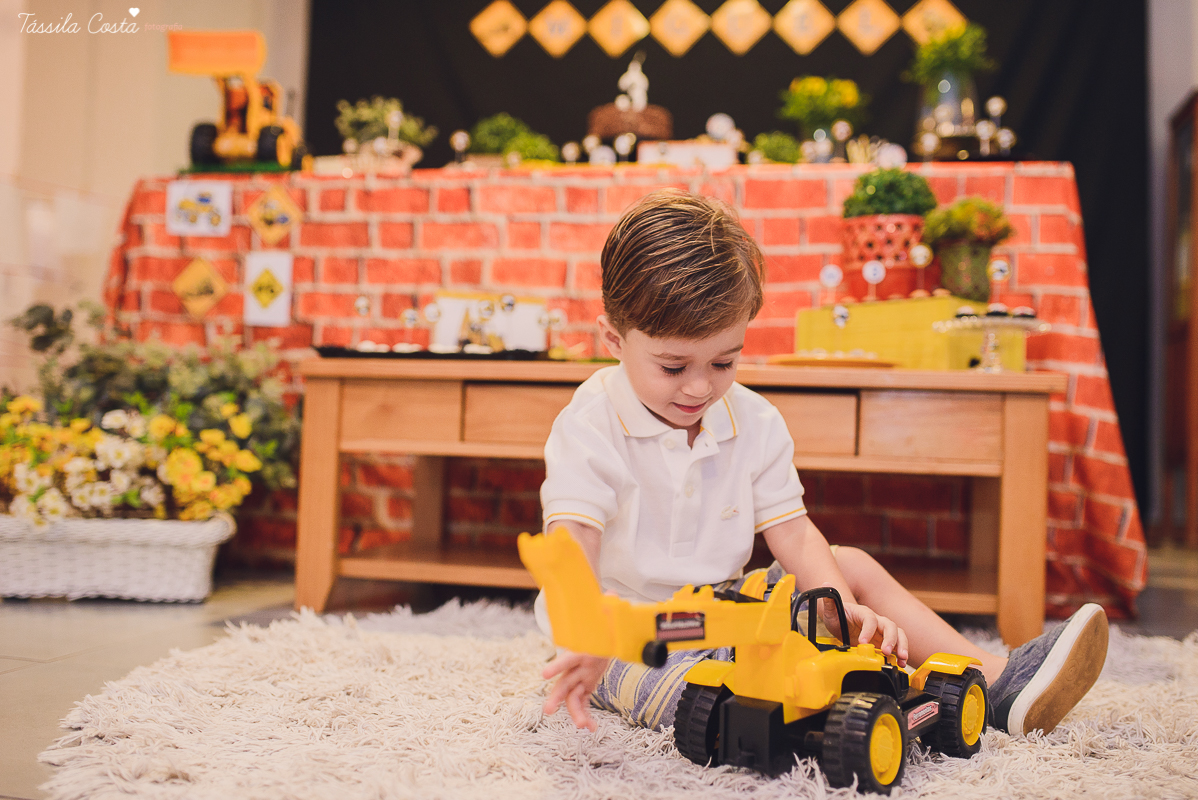 festa no colônia de férias Na Brinca, decoração de festa de menino no tema trator, fotografia by Tássila Costa, fotos de aniversário infantil em Vitória ES
