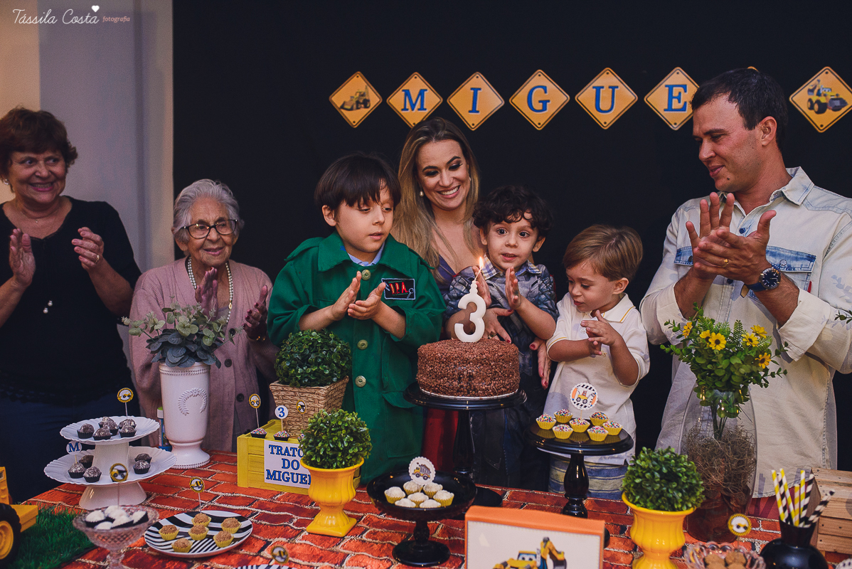 festa no colônia de férias Na Brinca, decoração de festa de menino no tema trator, fotografia by Tássila Costa, fotos de aniversário infantil em Vitória ES