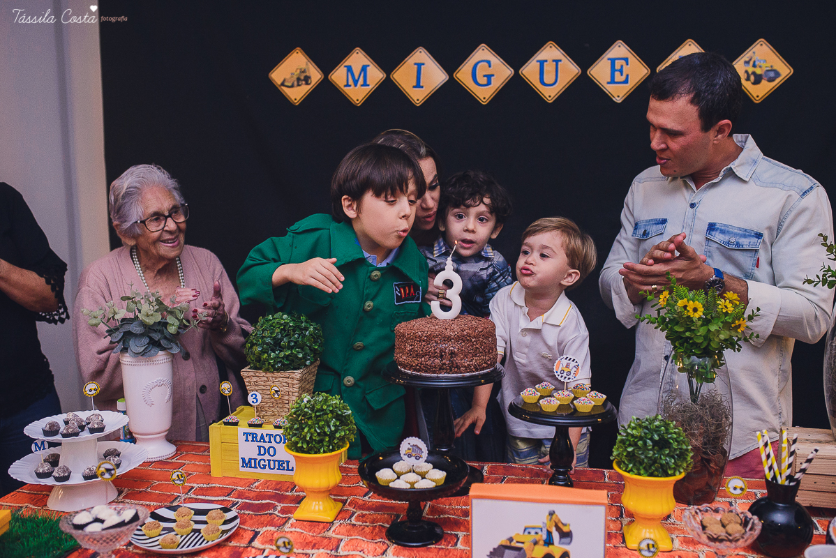 festa no colônia de férias Na Brinca, decoração de festa de menino no tema trator, fotografia by Tássila Costa, fotos de aniversário infantil em Vitória ES