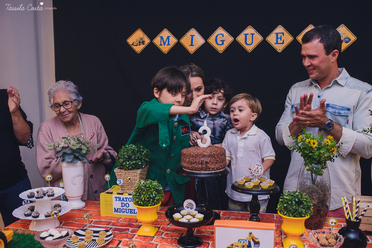festa no colônia de férias Na Brinca, decoração de festa de menino no tema trator, fotografia by Tássila Costa, fotos de aniversário infantil em Vitória ES