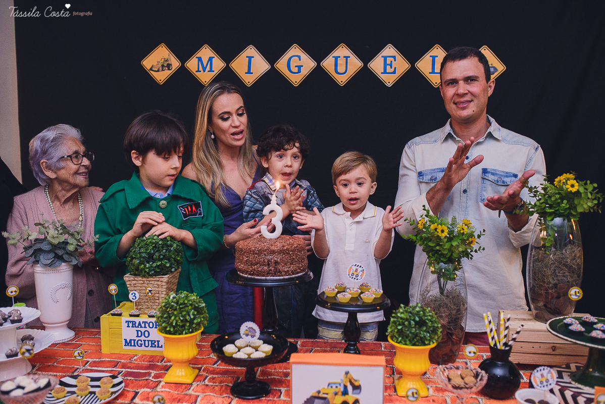 festa no colônia de férias Na Brinca, decoração de festa de menino no tema trator, fotografia by Tássila Costa, fotos de aniversário infantil em Vitória ES