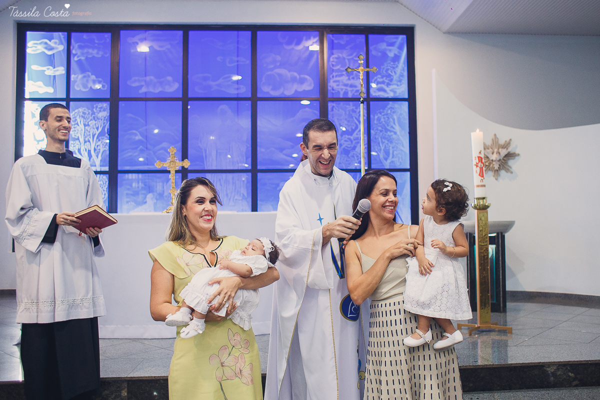 batizado na igreja cat&oacute;lica Bom Pastor, na Praia da Costa, pr&oacute;ximo ao Hortfruti, rua Romero Lofego Botelho, tassila costa fotografia, fotografia de batizado na Praia da Costa