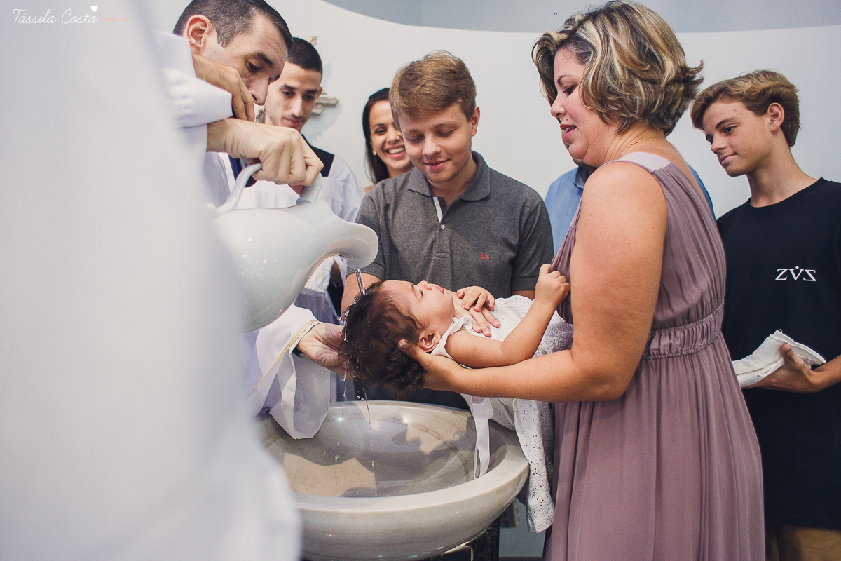batizado na igreja cat&oacute;lica Bom Pastor, na Praia da Costa, pr&oacute;ximo ao Hortfruti, rua Romero Lofego Botelho, tassila costa fotografia, fotografia de batizado na Praia da Costa