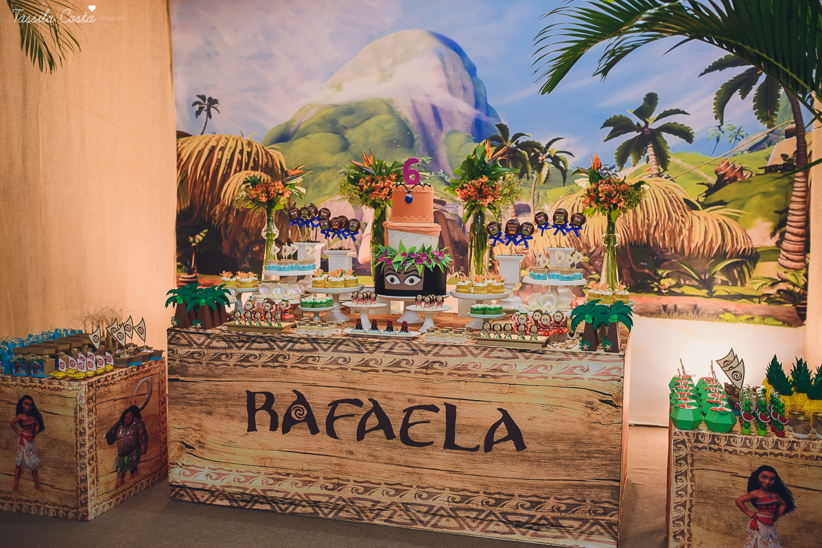 festa linda de menina no tema Moana, filme da Disney, by Camila Sarmento, festa chique feita na garagem de casa, m&atilde;e de menina, festa de menina 6 anos, doces by Julia Adami Cakes, t&aacute;ssila costa