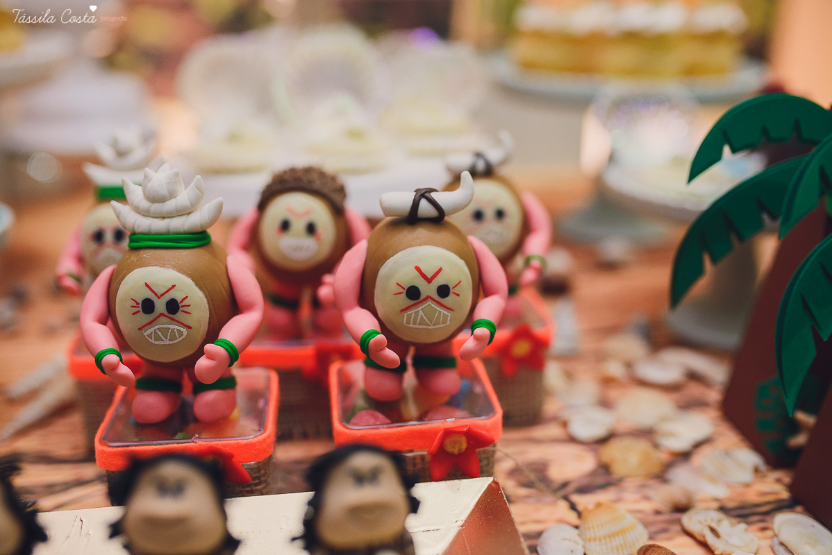 festa linda de menina no tema Moana, filme da Disney, by Camila Sarmento, festa chique feita na garagem de casa, m&atilde;e de menina, festa de menina 6 anos, doces by Julia Adami Cakes, t&aacute;ssila costa