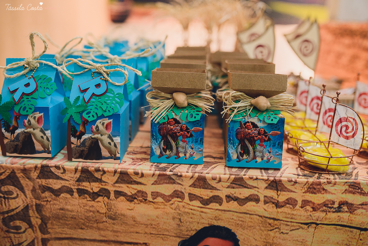 festa linda de menina no tema Moana, filme da Disney, by Camila Sarmento, festa chique feita na garagem de casa, m&atilde;e de menina, festa de menina 6 anos, doces by Julia Adami Cakes, t&aacute;ssila costa