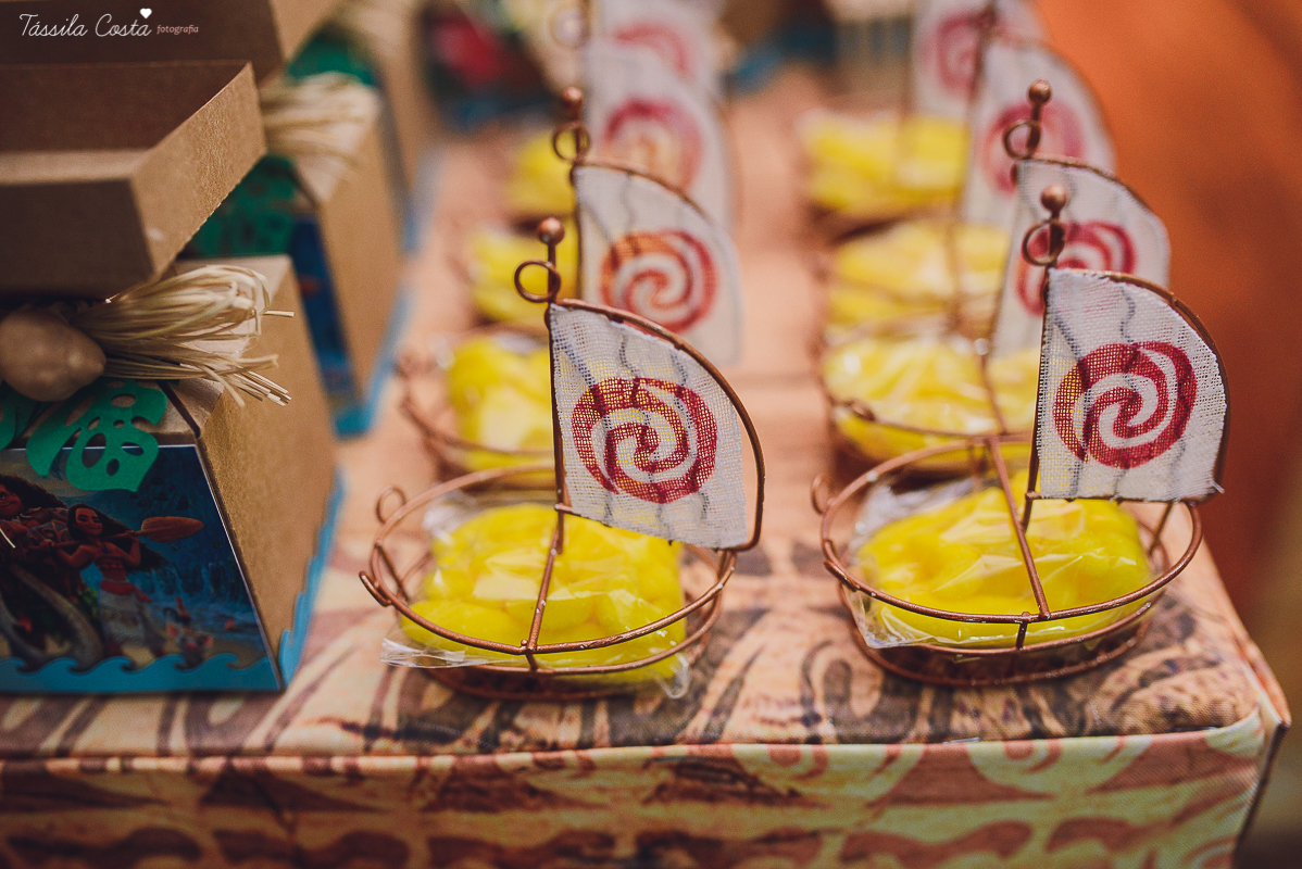 festa linda de menina no tema Moana, filme da Disney, by Camila Sarmento, festa chique feita na garagem de casa, m&atilde;e de menina, festa de menina 6 anos, doces by Julia Adami Cakes, t&aacute;ssila costa