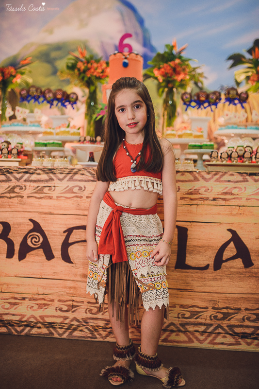 festa linda de menina no tema Moana, filme da Disney, by Camila Sarmento, festa chique feita na garagem de casa, m&atilde;e de menina, festa de menina 6 anos, doces by Julia Adami Cakes, t&aacute;ssila costa