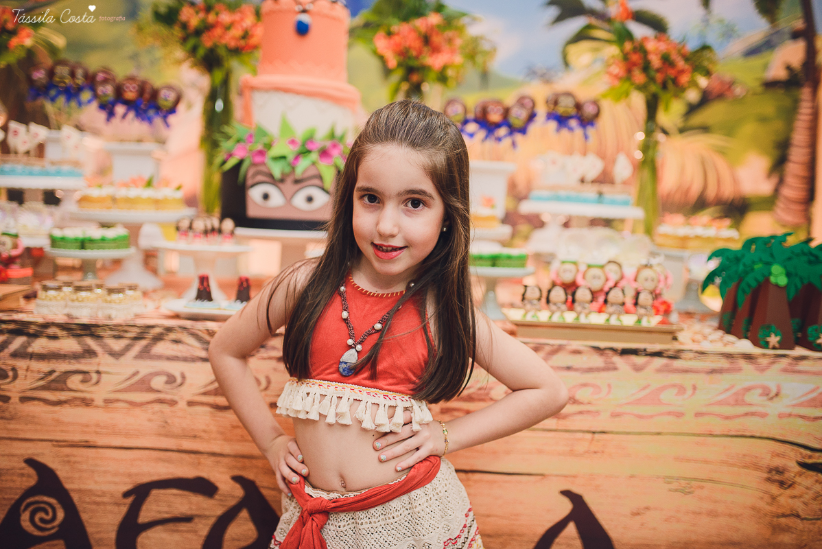festa linda de menina no tema Moana, filme da Disney, by Camila Sarmento, festa chique feita na garagem de casa, m&atilde;e de menina, festa de menina 6 anos, doces by Julia Adami Cakes, t&aacute;ssila costa