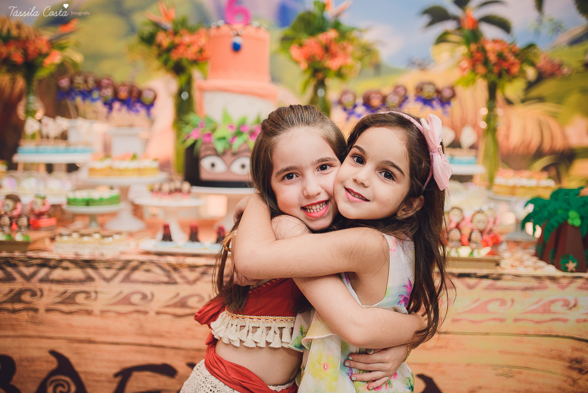 festa linda de menina no tema Moana, filme da Disney, by Camila Sarmento, festa chique feita na garagem de casa, m&atilde;e de menina, festa de menina 6 anos, doces by Julia Adami Cakes, t&aacute;ssila costa