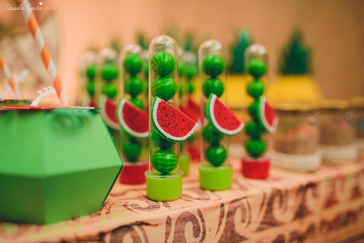 festa linda de menina no tema Moana, filme da Disney, by Camila Sarmento, festa chique feita na garagem de casa, m&atilde;e de menina, festa de menina 6 anos, doces by Julia Adami Cakes, t&aacute;ssila costa