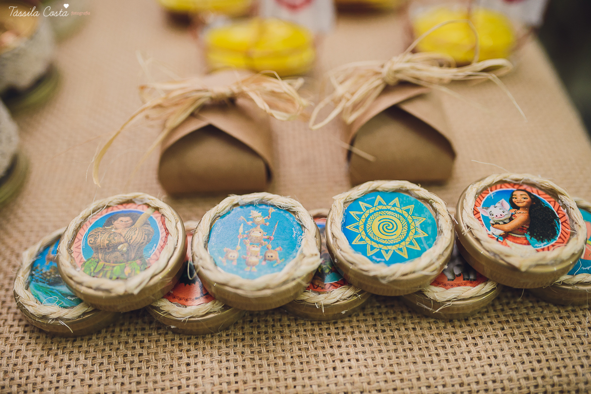festa linda de menina no tema Moana, filme da Disney, by Camila Sarmento, festa chique feita na garagem de casa, m&atilde;e de menina, festa de menina 6 anos, doces by Julia Adami Cakes, t&aacute;ssila costa
