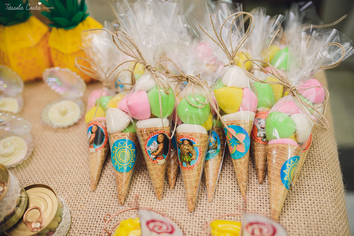 festa linda de menina no tema Moana, filme da Disney, by Camila Sarmento, festa chique feita na garagem de casa, m&atilde;e de menina, festa de menina 6 anos, doces by Julia Adami Cakes, t&aacute;ssila costa