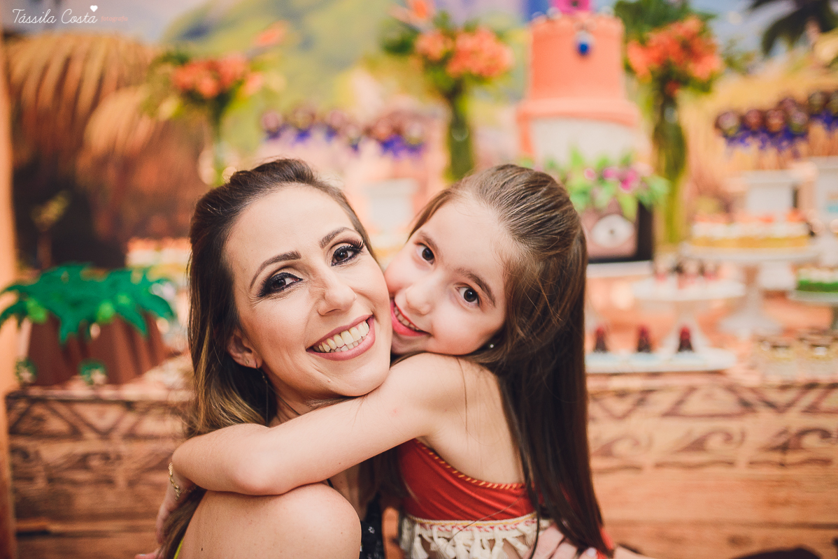 festa linda de menina no tema Moana, filme da Disney, by Camila Sarmento, festa chique feita na garagem de casa, m&atilde;e de menina, festa de menina 6 anos, doces by Julia Adami Cakes, t&aacute;ssila costa