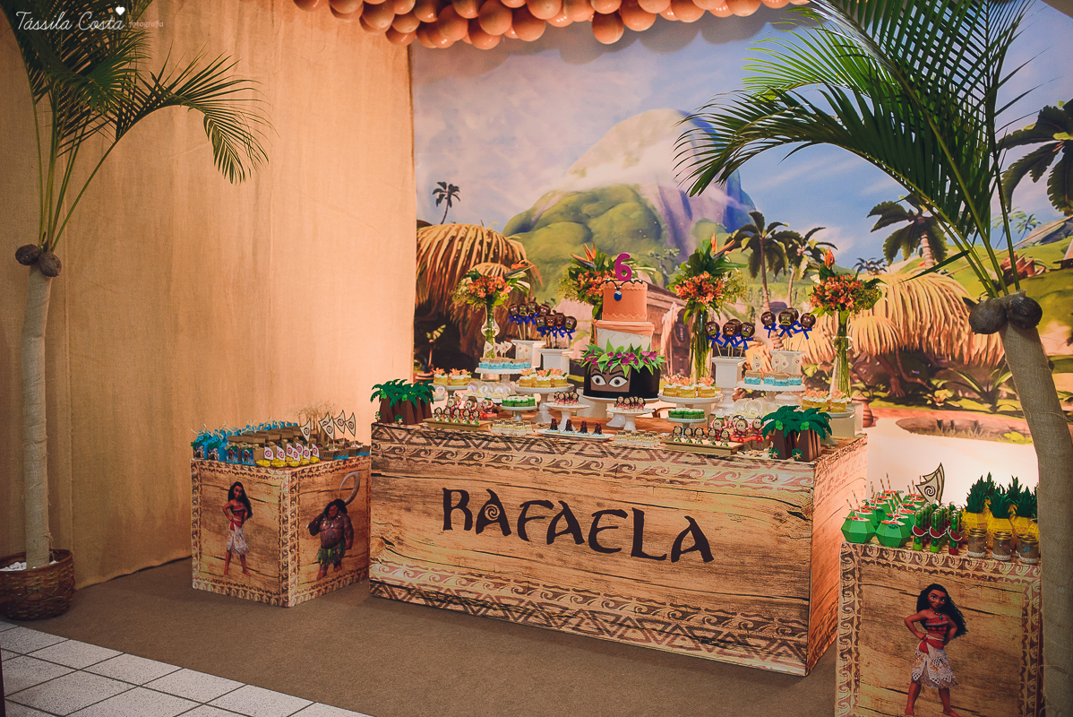 festa linda de menina no tema Moana, filme da Disney, by Camila Sarmento, festa chique feita na garagem de casa, m&atilde;e de menina, festa de menina 6 anos, doces by Julia Adami Cakes, t&aacute;ssila costa