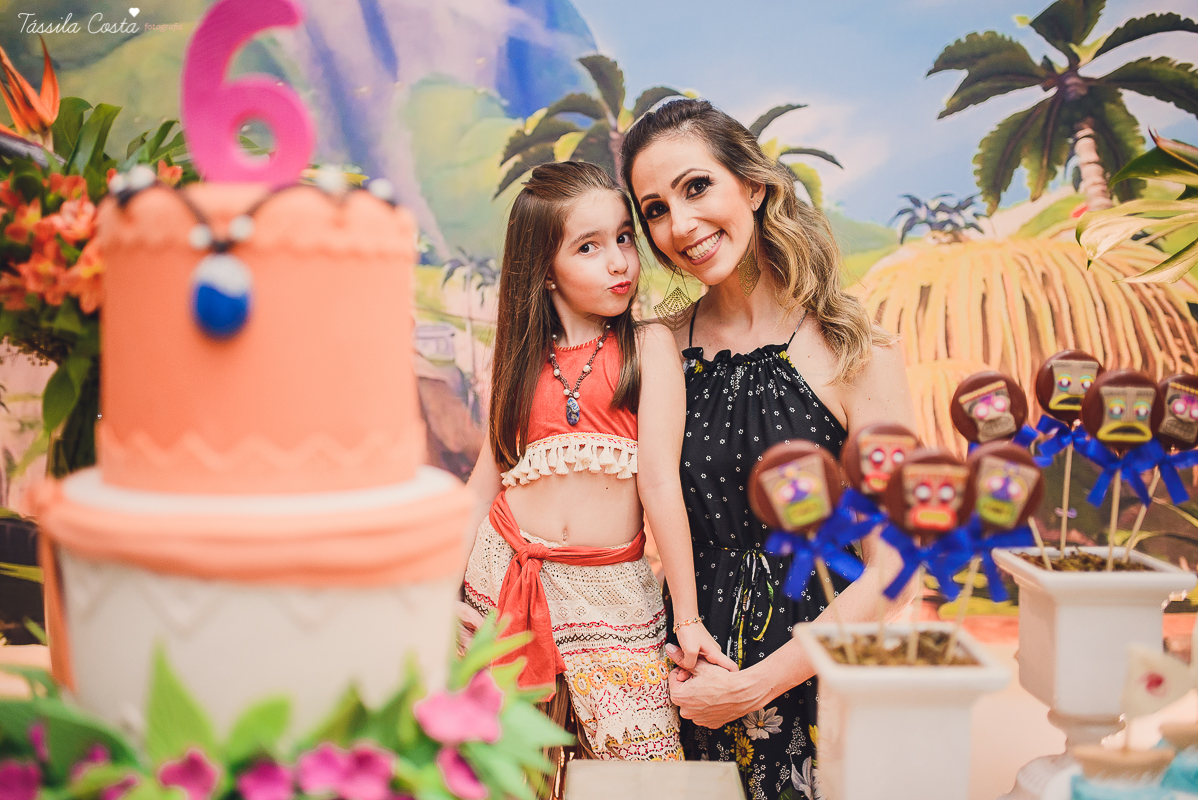 festa linda de menina no tema Moana, filme da Disney, by Camila Sarmento, festa chique feita na garagem de casa, m&atilde;e de menina, festa de menina 6 anos, doces by Julia Adami Cakes, t&aacute;ssila costa