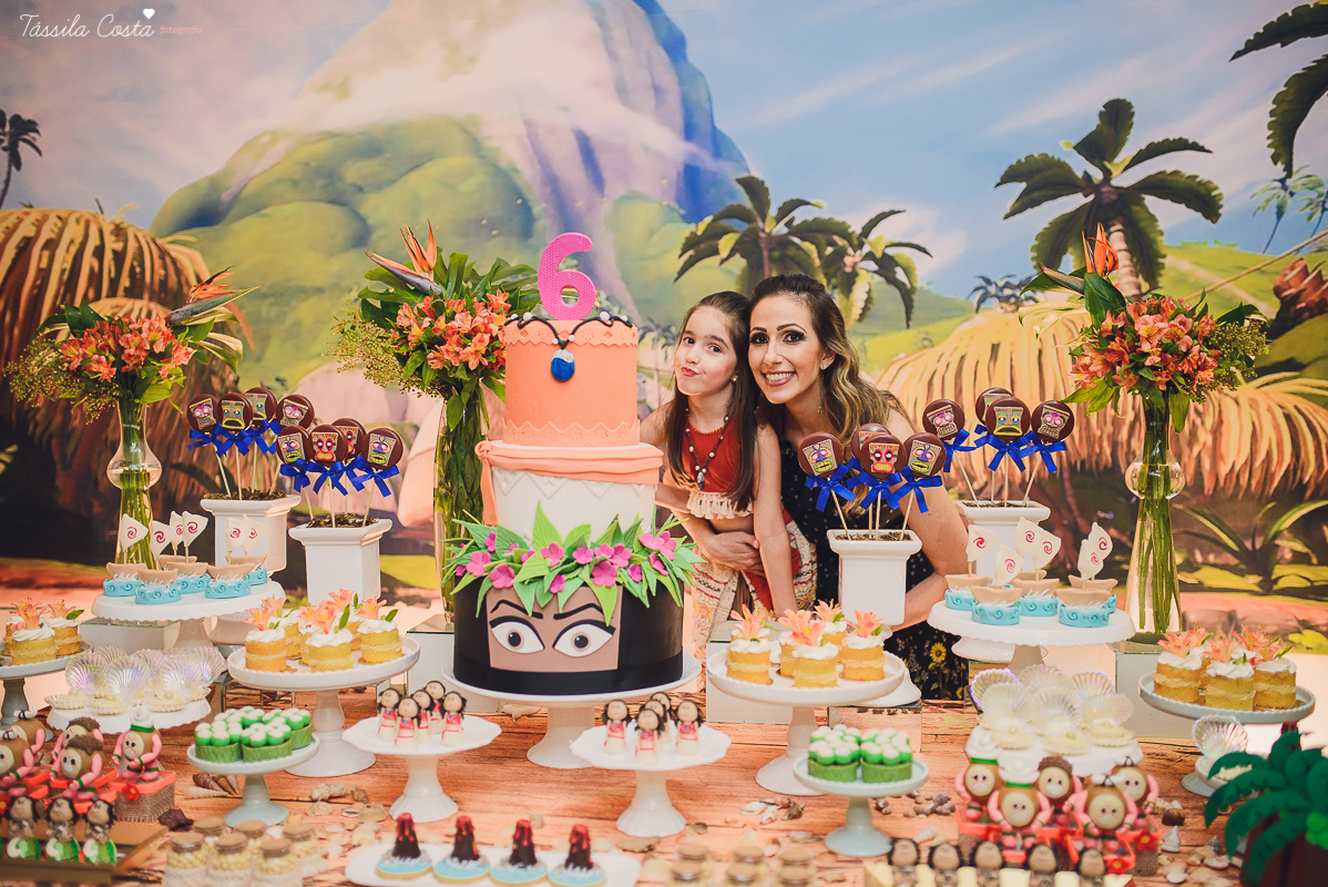 festa linda de menina no tema Moana, filme da Disney, by Camila Sarmento, festa chique feita na garagem de casa, m&atilde;e de menina, festa de menina 6 anos, doces by Julia Adami Cakes, t&aacute;ssila costa