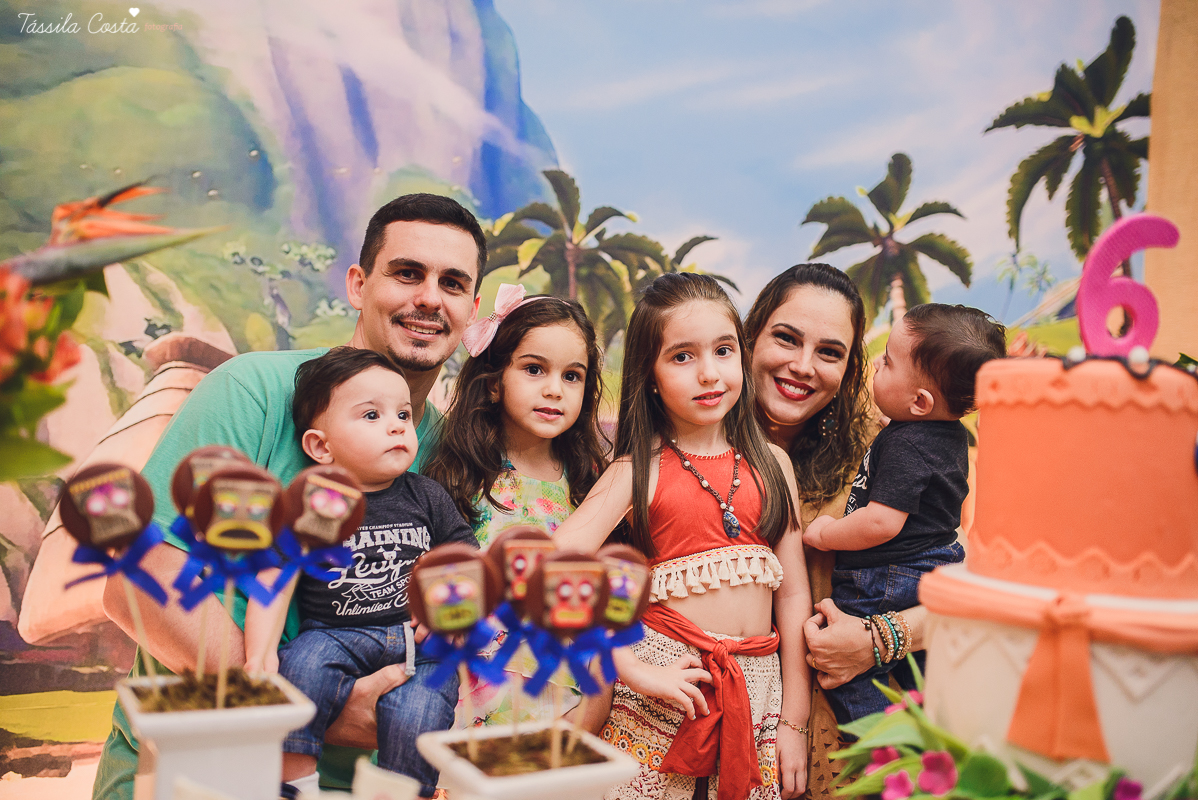 festa linda de menina no tema Moana, filme da Disney, by Camila Sarmento, festa chique feita na garagem de casa, m&atilde;e de menina, festa de menina 6 anos, doces by Julia Adami Cakes, t&aacute;ssila costa