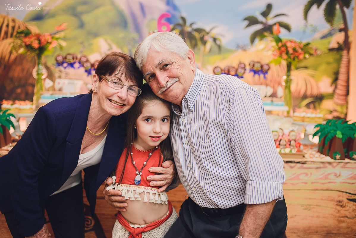 festa linda de menina no tema Moana, filme da Disney, by Camila Sarmento, festa chique feita na garagem de casa, m&atilde;e de menina, festa de menina 6 anos, doces by Julia Adami Cakes, t&aacute;ssila costa