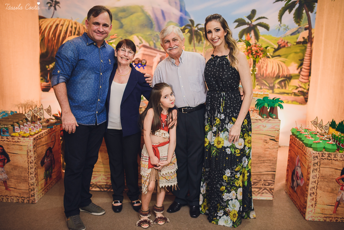 festa linda de menina no tema Moana, filme da Disney, by Camila Sarmento, festa chique feita na garagem de casa, m&atilde;e de menina, festa de menina 6 anos, doces by Julia Adami Cakes, t&aacute;ssila costa