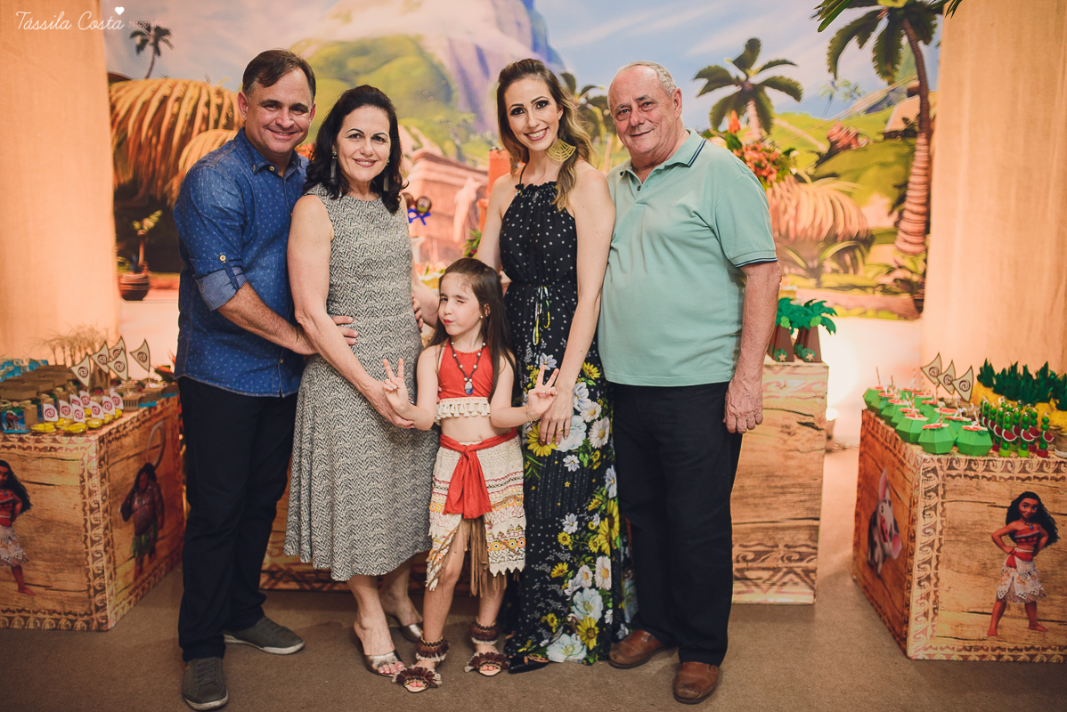 festa linda de menina no tema Moana, filme da Disney, by Camila Sarmento, festa chique feita na garagem de casa, m&atilde;e de menina, festa de menina 6 anos, doces by Julia Adami Cakes, t&aacute;ssila costa