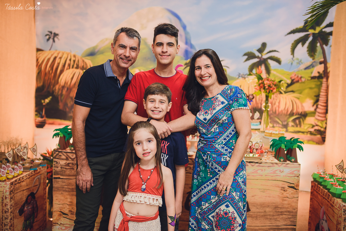 festa linda de menina no tema Moana, filme da Disney, by Camila Sarmento, festa chique feita na garagem de casa, m&atilde;e de menina, festa de menina 6 anos, doces by Julia Adami Cakes, t&aacute;ssila costa