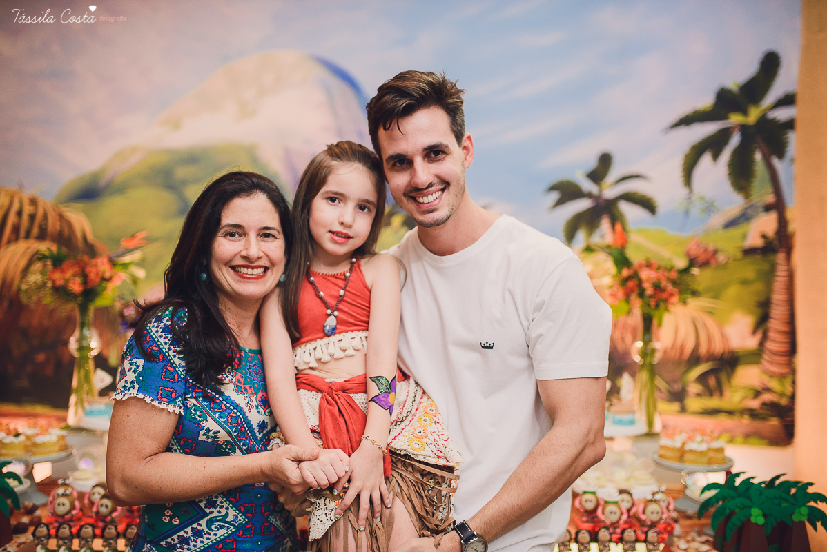 festa linda de menina no tema Moana, filme da Disney, by Camila Sarmento, festa chique feita na garagem de casa, m&atilde;e de menina, festa de menina 6 anos, doces by Julia Adami Cakes, t&aacute;ssila costa