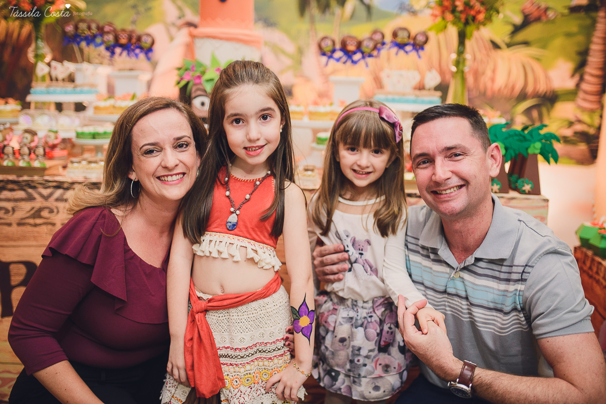 festa linda de menina no tema Moana, filme da Disney, by Camila Sarmento, festa chique feita na garagem de casa, m&atilde;e de menina, festa de menina 6 anos, doces by Julia Adami Cakes, t&aacute;ssila costa