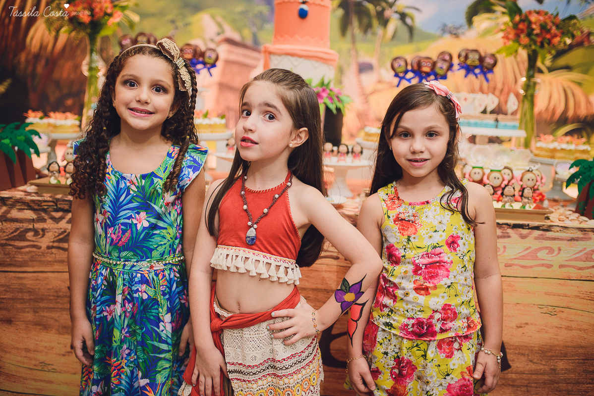 festa linda de menina no tema Moana, filme da Disney, by Camila Sarmento, festa chique feita na garagem de casa, m&atilde;e de menina, festa de menina 6 anos, doces by Julia Adami Cakes, t&aacute;ssila costa