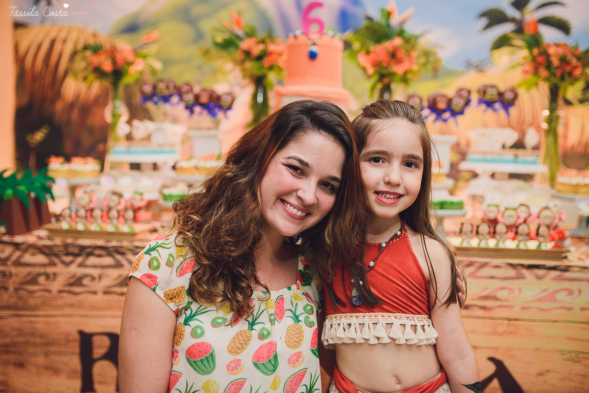 festa linda de menina no tema Moana, filme da Disney, by Camila Sarmento, festa chique feita na garagem de casa, m&atilde;e de menina, festa de menina 6 anos, doces by Julia Adami Cakes, t&aacute;ssila costa