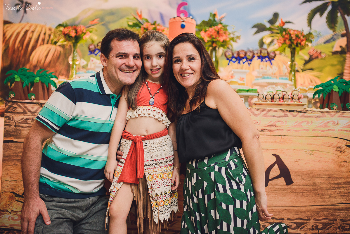 festa linda de menina no tema Moana, filme da Disney, by Camila Sarmento, festa chique feita na garagem de casa, m&atilde;e de menina, festa de menina 6 anos, doces by Julia Adami Cakes, t&aacute;ssila costa