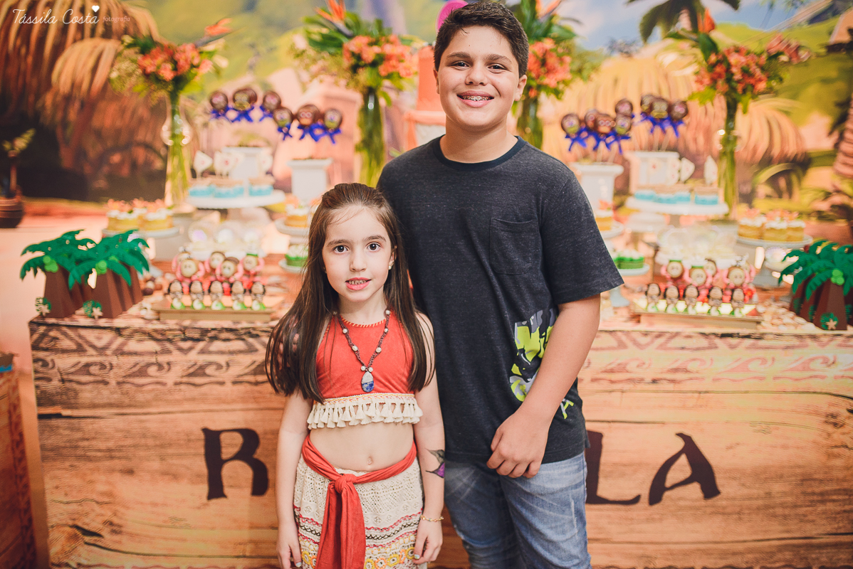 festa linda de menina no tema Moana, filme da Disney, by Camila Sarmento, festa chique feita na garagem de casa, m&atilde;e de menina, festa de menina 6 anos, doces by Julia Adami Cakes, t&aacute;ssila costa
