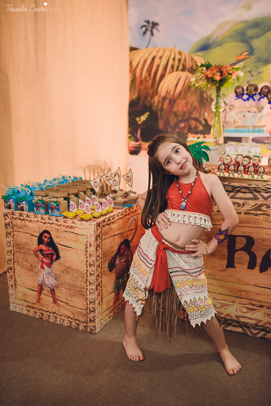 festa linda de menina no tema Moana, filme da Disney, by Camila Sarmento, festa chique feita na garagem de casa, m&atilde;e de menina, festa de menina 6 anos, doces by Julia Adami Cakes, t&aacute;ssila costa