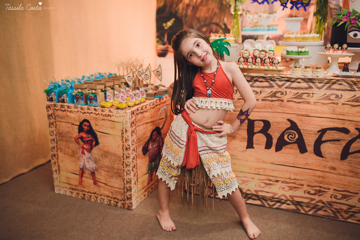 festa linda de menina no tema Moana, filme da Disney, by Camila Sarmento, festa chique feita na garagem de casa, m&atilde;e de menina, festa de menina 6 anos, doces by Julia Adami Cakes, t&aacute;ssila costa