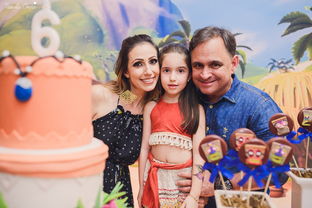 festa linda de menina no tema Moana, filme da Disney, by Camila Sarmento, festa chique feita na garagem de casa, m&atilde;e de menina, festa de menina 6 anos, doces by Julia Adami Cakes, t&aacute;ssila costa