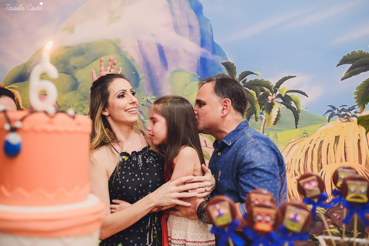 festa linda de menina no tema Moana, filme da Disney, by Camila Sarmento, festa chique feita na garagem de casa, m&atilde;e de menina, festa de menina 6 anos, doces by Julia Adami Cakes, t&aacute;ssila costa