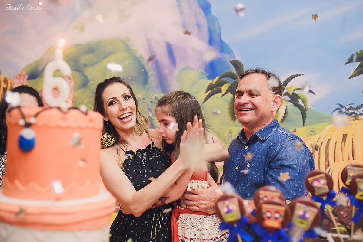 festa linda de menina no tema Moana, filme da Disney, by Camila Sarmento, festa chique feita na garagem de casa, m&atilde;e de menina, festa de menina 6 anos, doces by Julia Adami Cakes, t&aacute;ssila costa