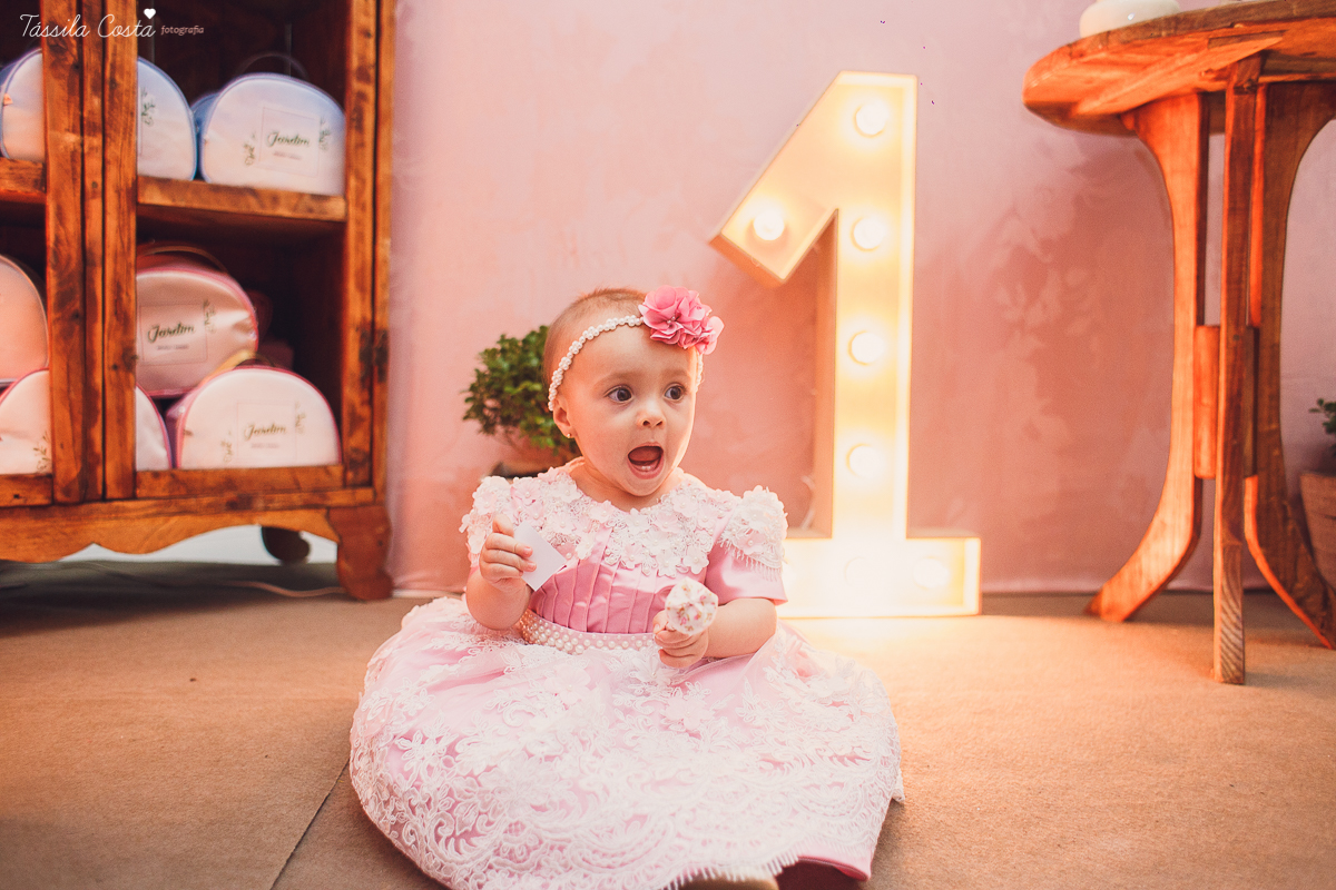 festa de menina, no tema Jardim, feita no cerimonial Balladas Kids, Serra ES, mam&atilde;e de primeira viagem, decora&ccedil;&atilde;o linda by Karina Melotti, fotos t&aacute;ssila costa, fotografia de festa infantil