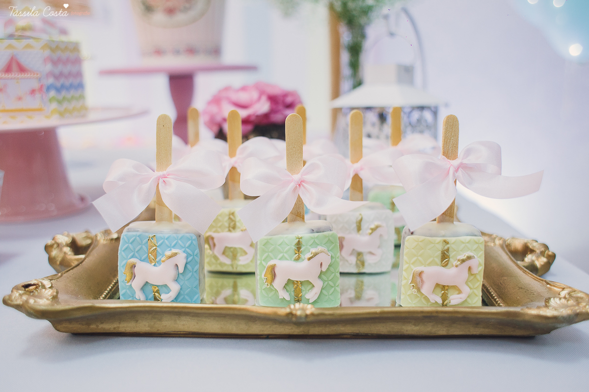 festa  no tema carrossel, no cerimonial Lollypop em Vit&oacute;ria ES, fotografia de festa infantil em Vit&oacute;ria, decore by Av Design, bolo lindo da Juliana Marculano