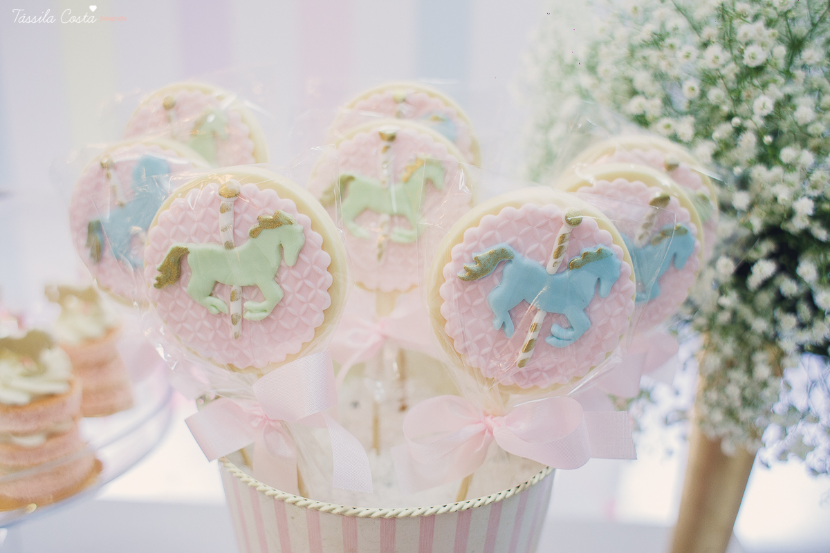 festa  no tema carrossel, no cerimonial Lollypop em Vit&oacute;ria ES, fotografia de festa infantil em Vit&oacute;ria, decore by Av Design, bolo lindo da Juliana Marculano